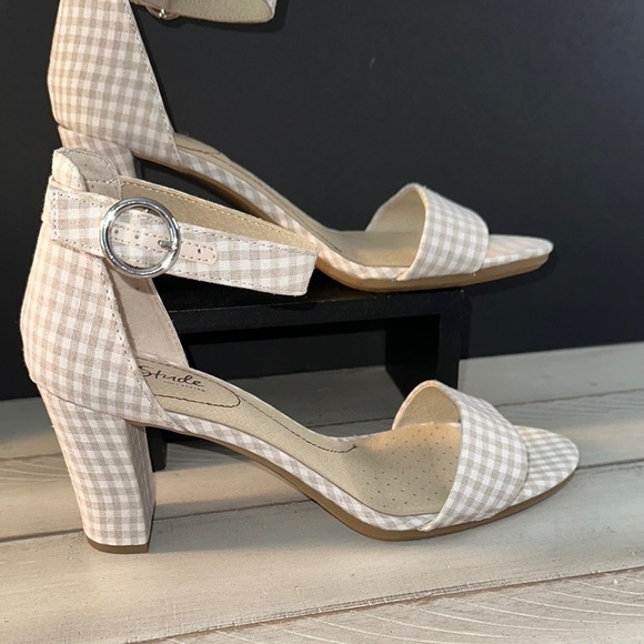 Life Stride Cream Heels with Block‎ Heel and Buckle Closure - Picture 3 of 6